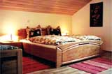 Schlafzimmer: Doppelbett und Einzelbett